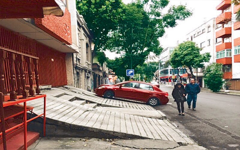 Escalera en mal estado en la acera de una calle en la ciudad.