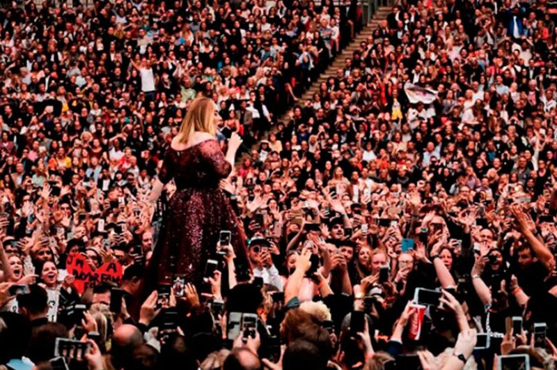 Adele cantando en un concierto