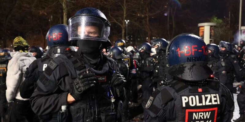 La policía antidisturbios se enfrenta a los manifestantes