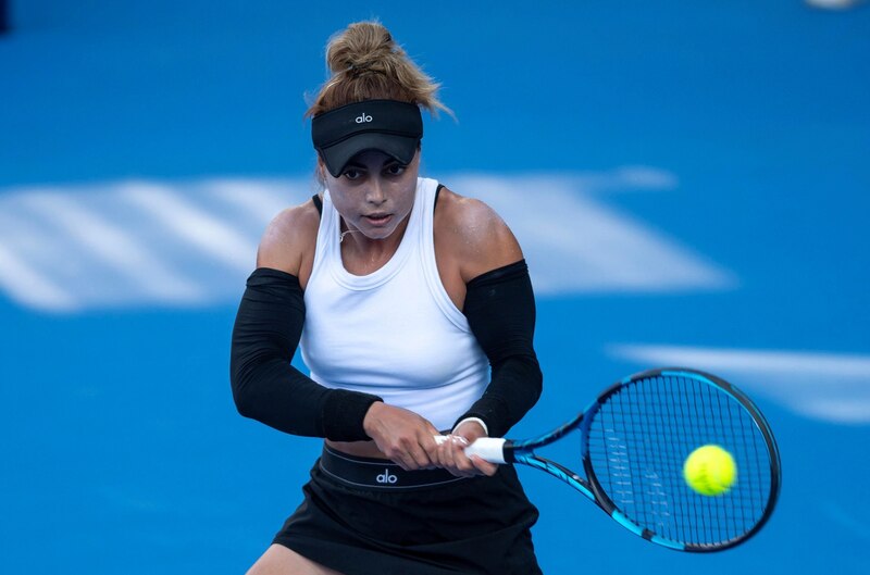 La tenista española Paula Badosa en acción durante un partido de tenis.