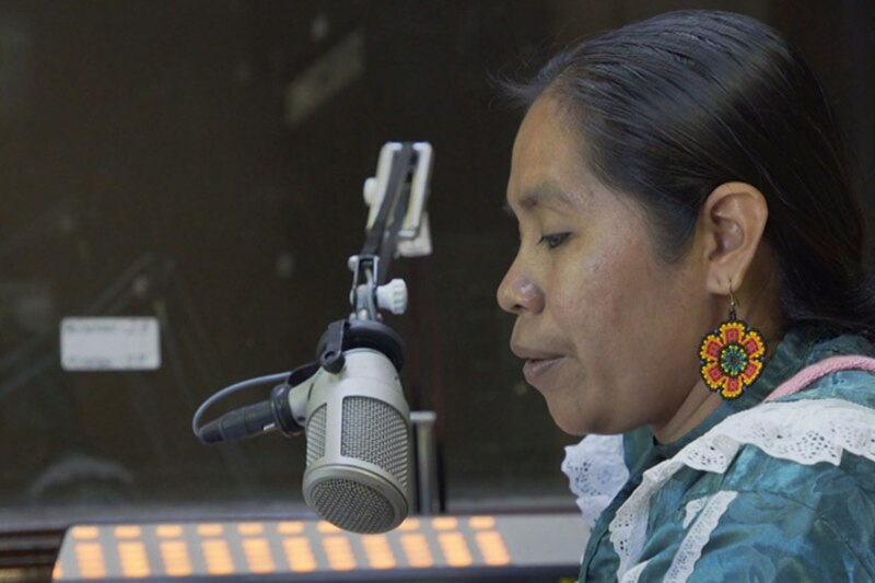 Mujer indígena en la radio