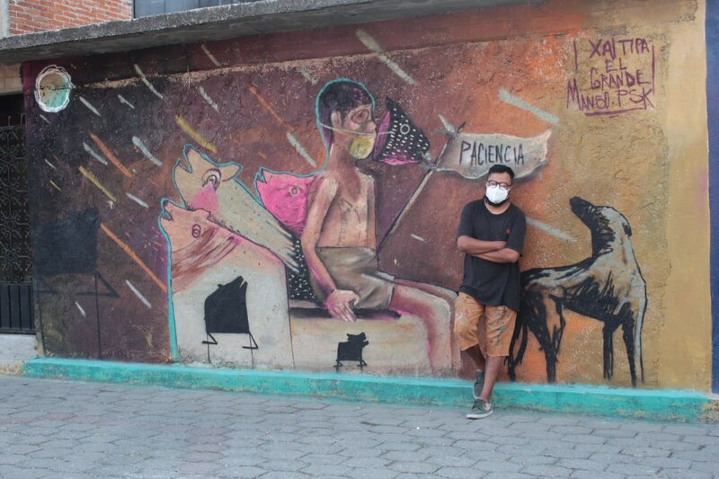 Un mural de un niño con un perro