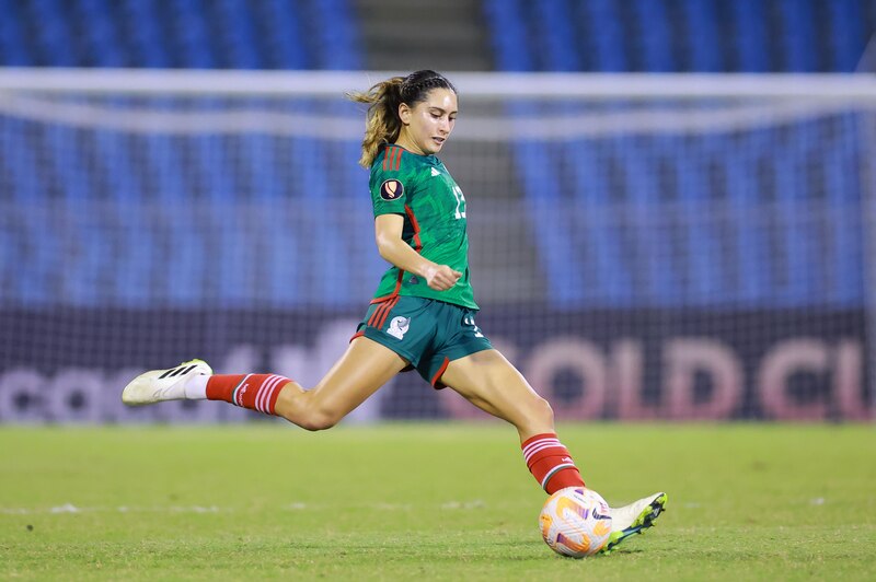 Jugadora de fútbol mexicana, Kiana Palacios, en acción durante un partido.