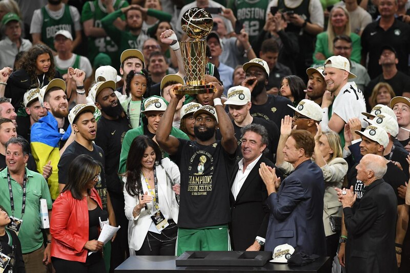 Los Boston Celtics celebran su victoria en el campeonato de la NBA