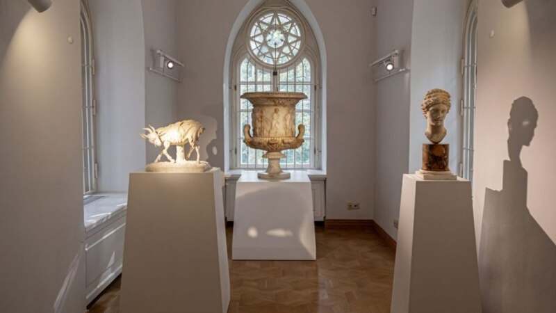 Escultura clásica en un museo