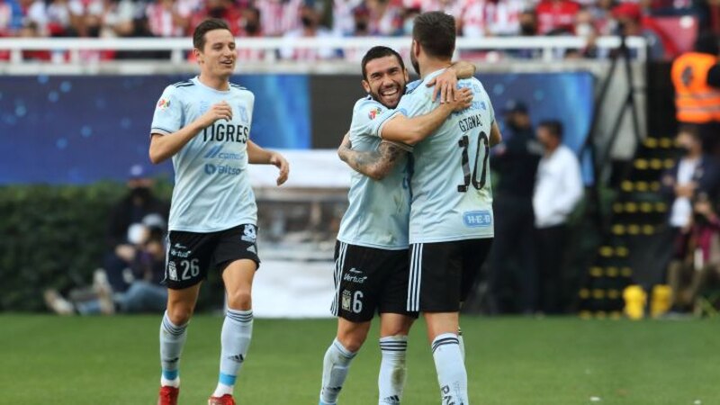Jugadores de fútbol celebrando un gol