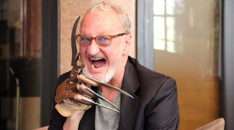 Robert Englund, el actor que interpretó a Freddy Krueger, muestra la icónica garra del personaje.