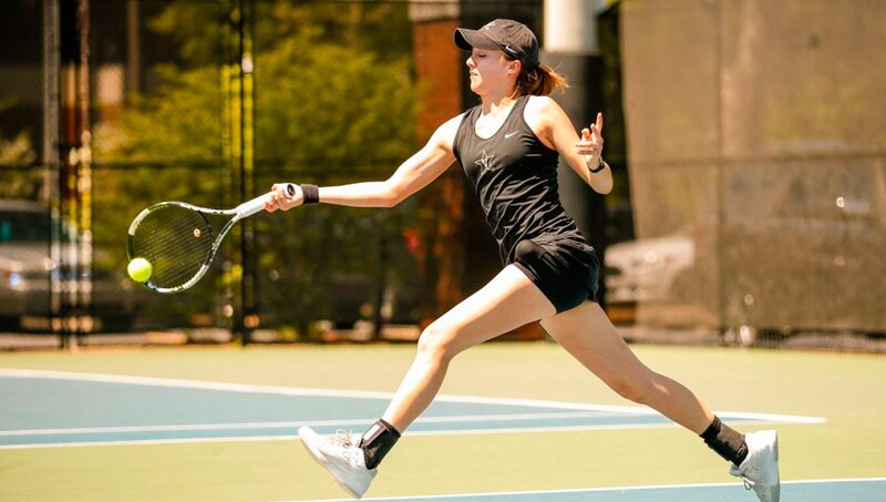 Mujer joven jugando al tenis