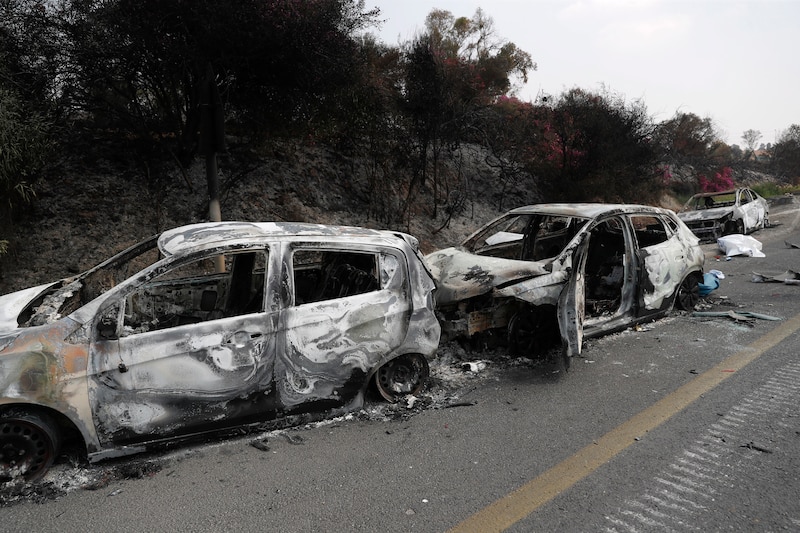 Autos quemados en la carretera