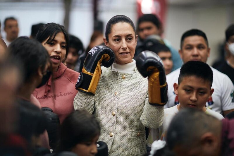 La boxeadora mexicana Ana María Torres entrena con niños en un gimnasio de la Ciudad de México.