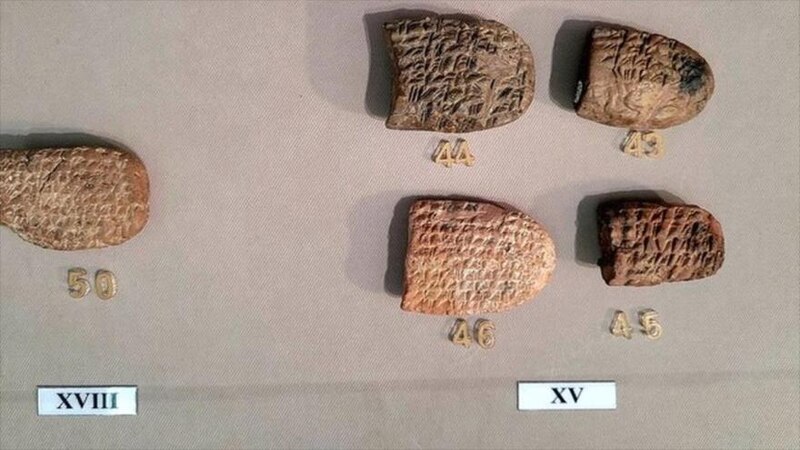 Tablillas de arcilla con escritura cuneiforme