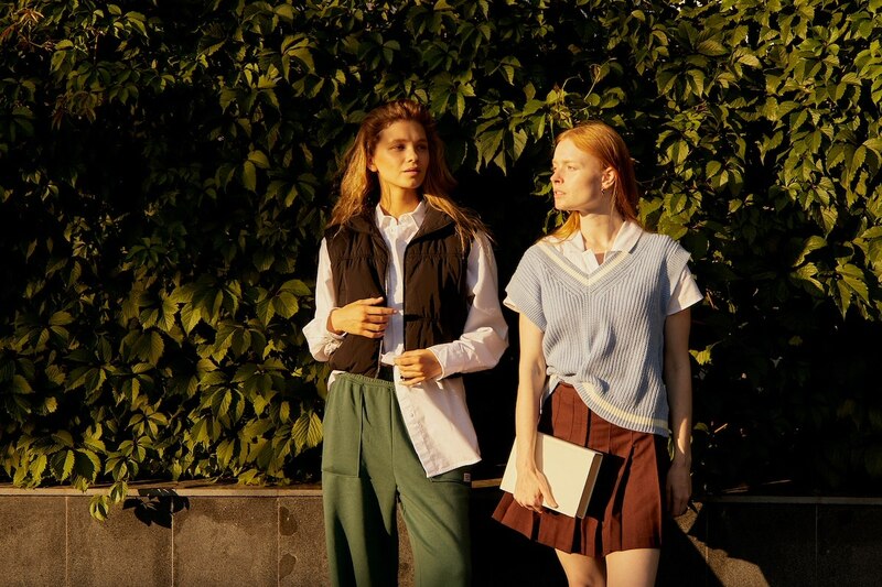Dos amigas charlando animadamente al aire libre
