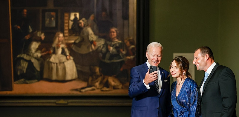 El presidente Biden se toma una selfie con su esposa y el director del museo del Prado