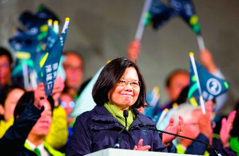 La presidenta de Taiwán, Tsai Ing-wen, sonríe ante la multitud durante un mitin de campaña.