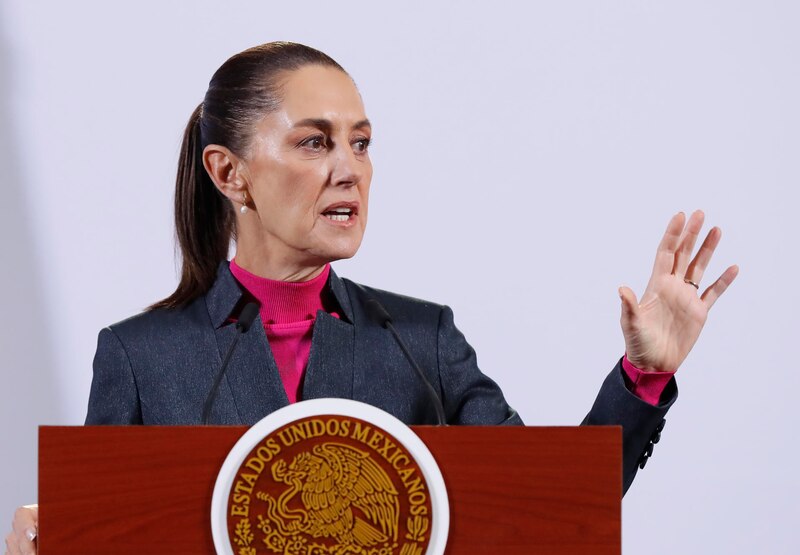 La presidenta de México, Claudia Sheinbaum, participa durante una rueda de prensa este viernes, en Palacio Nacional en Ciudad de México (México). Sheinbaum respondió al primer ministro canadiense, Justin Trudeau, que su Canadá le beneficia el acuerdo comercial trilateral con Estados Unidos y México (T-MEC) y cuya revisión prevista para 2026 está envuelta en críticas de algunos funcionarios canadienses.