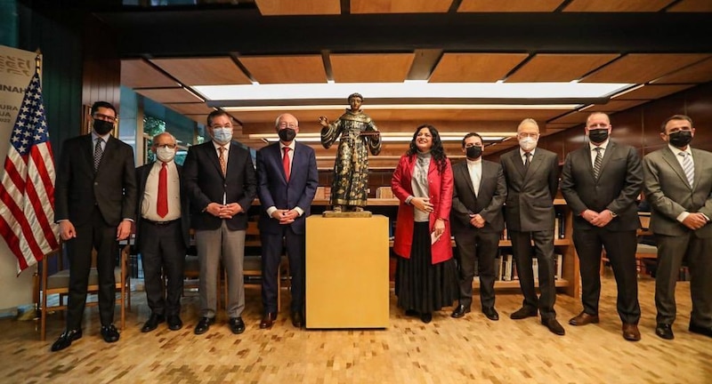 Entrega de la Medalla Belisario Domínguez a Fray Julián Cruzalta.