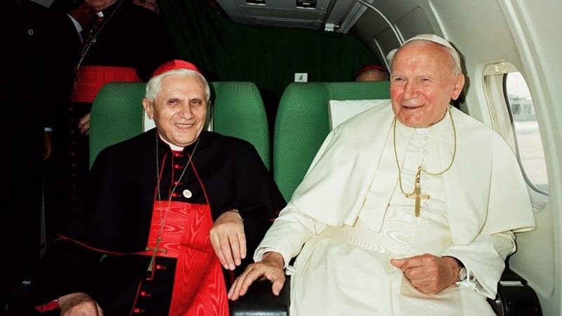 El Papa Juan Pablo II y el cardenal Joseph Ratzinger en un avión.