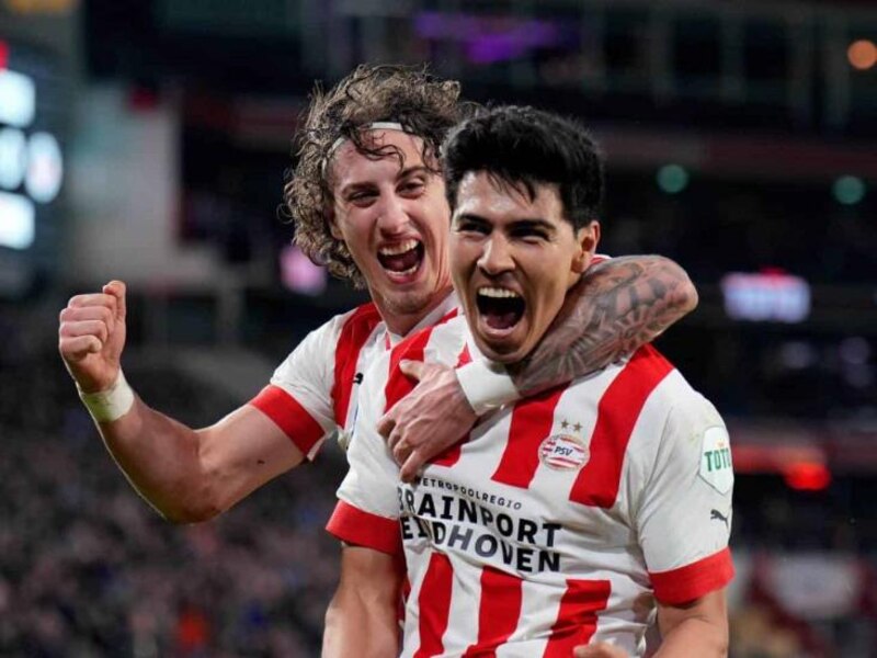 PSV Eindhoven celebra la victoria con sus jugadores