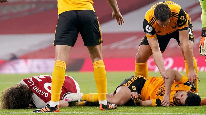 Raúl Jiménez sufre una lesión en la cabeza tras un choque con David Luiz
