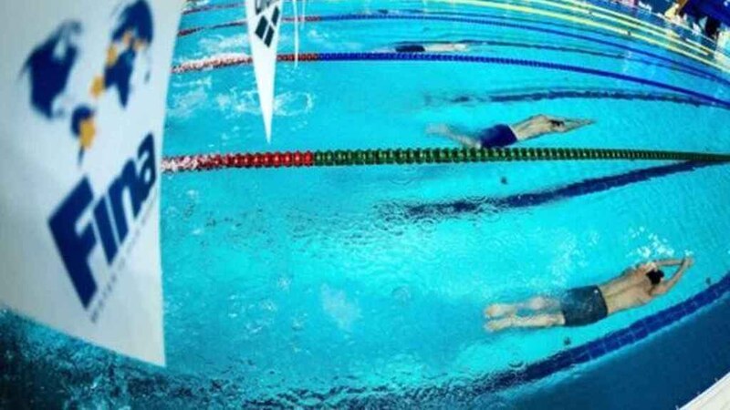 Nadadores en una piscina