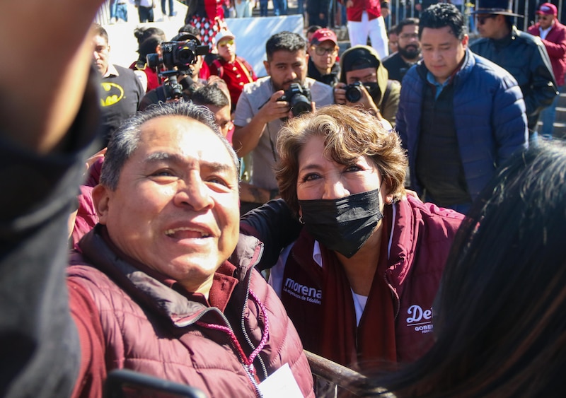 La Jefa de Gobierno de la Ciudad de México, Claudia Sheinbaum, se toma una selfie con un ciudadano.