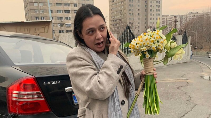 Mujer sosteniendo un ramo de flores