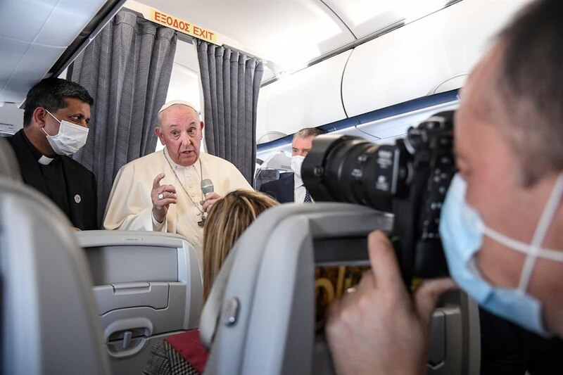 El Papa Francisco saluda a los periodistas en el avión
