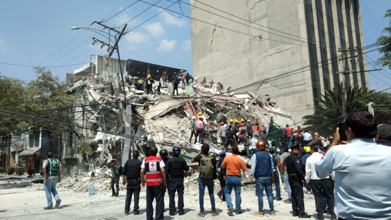 Rescatistas buscan sobrevivientes entre los escombros de un edificio derrumbado