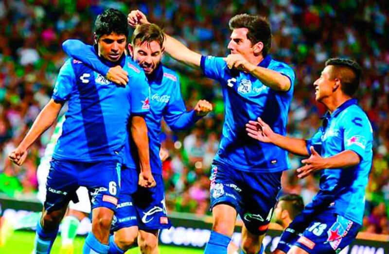 Jugadores de fútbol celebrando un gol