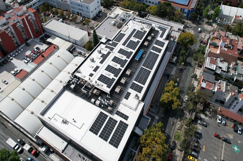 Instalación solar en un techo de un edifico en la CDMX