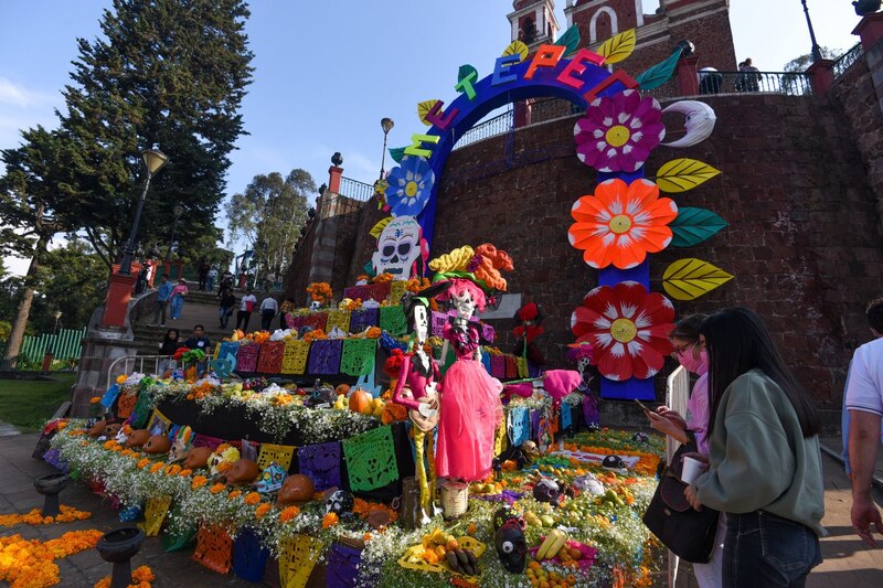 Instalan Mega Ofrenda de Día de Muertos en Metepec, los visitantes aprovechan el lugar para tomarse la foto del recuerdo.