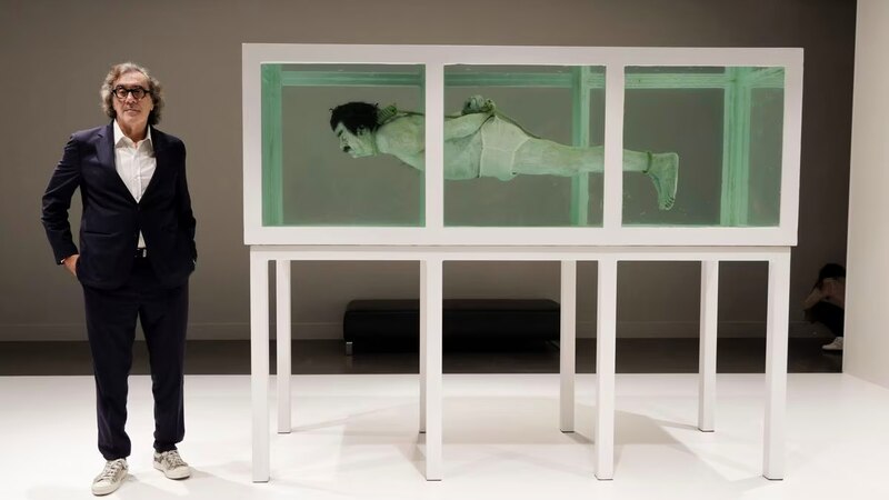 El artista plástico mexicano, Pedro Friedeberg, junto a su obra "La cámara de tortura acuática" (1988).