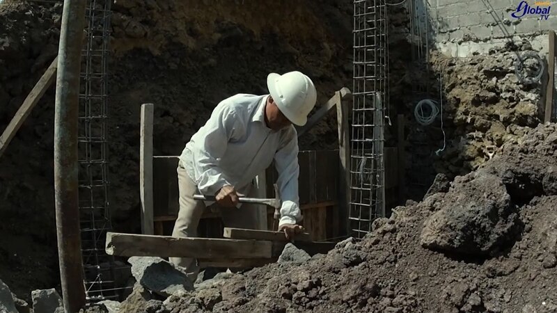 Un albañil trabaja en una construcción
