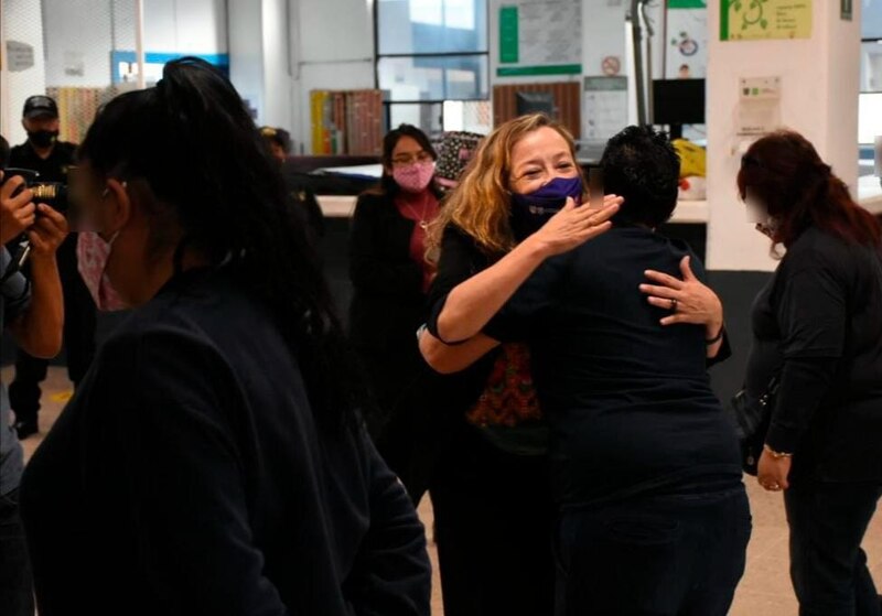 Emotivo reencuentro entre madre e hija tras 30 años separadas