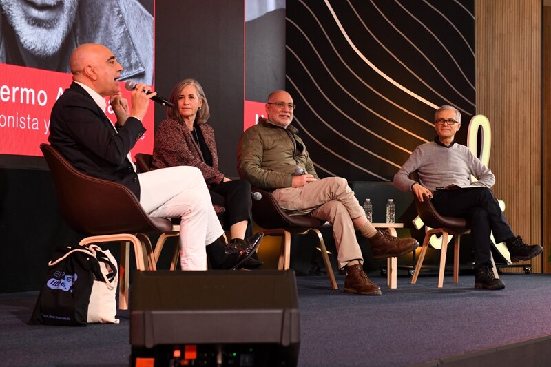 Mónica Lavín, Manuel Francisco Reina y  Guillermo Arriaga participan en la mesa “El español, un idioma que crece y se transforma”