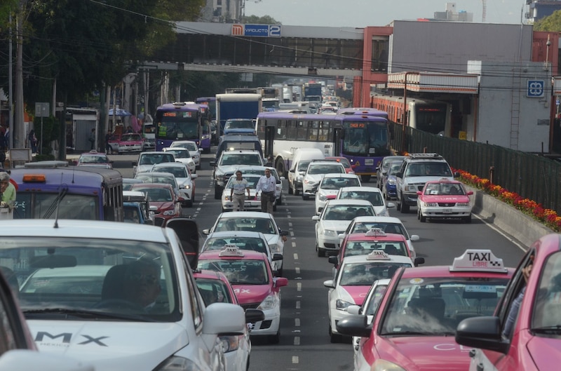 Taxistas capitalinos marcharon por calzada de Tlalpan el Ángel de la Independencia, los inconformes exigen  la regulación del  transporte a través de aplicaciones como Uber y Cabify.