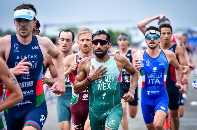 Triatleta mexicano, Crisanto Grajales, en plena competencia.