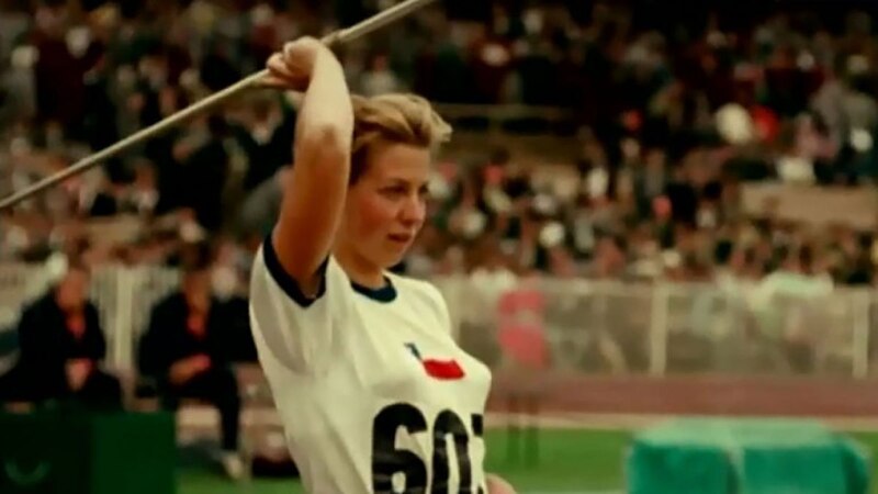 Mujer atleta lanzando una jabalina