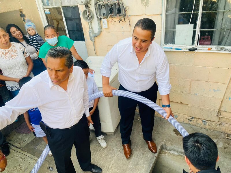 Inauguración de una nueva red de agua potable en una comunidad rural