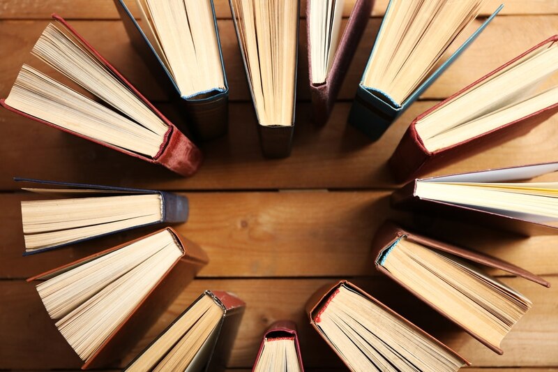 Una variedad de libros abiertos en forma de círculo