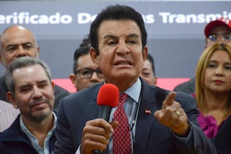 Tras caída del sistema, el candidato de Trump en Honduras se pone de nuevo al frente 