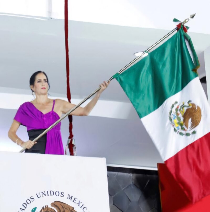 La mujer que ondea la bandera de México