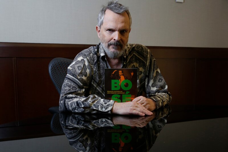 El cantante español Miguel Bosé presenta su libro en Madrid