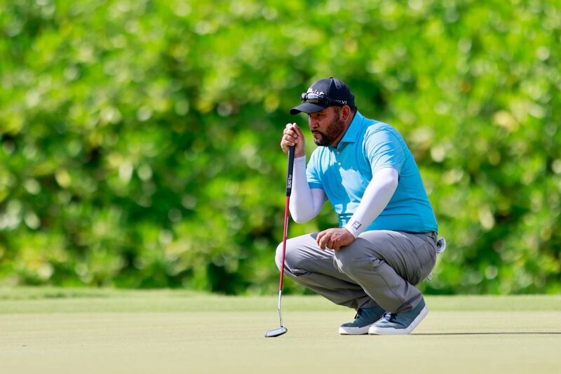 Golfista profesional Camilo Villegas en el green