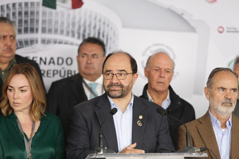 El senador Ricardo Monreal encabeza conferencia de prensa.