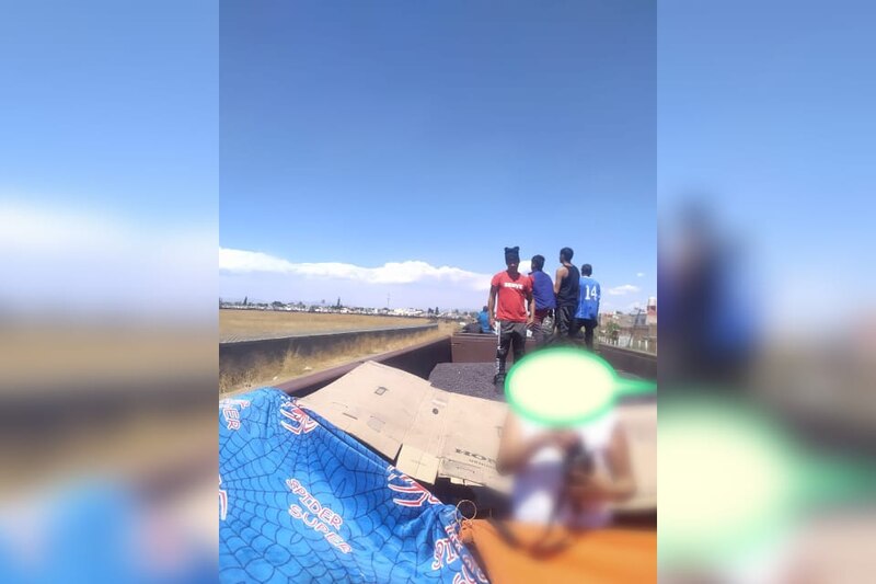 Migrantes ilegales viajan en tren en México