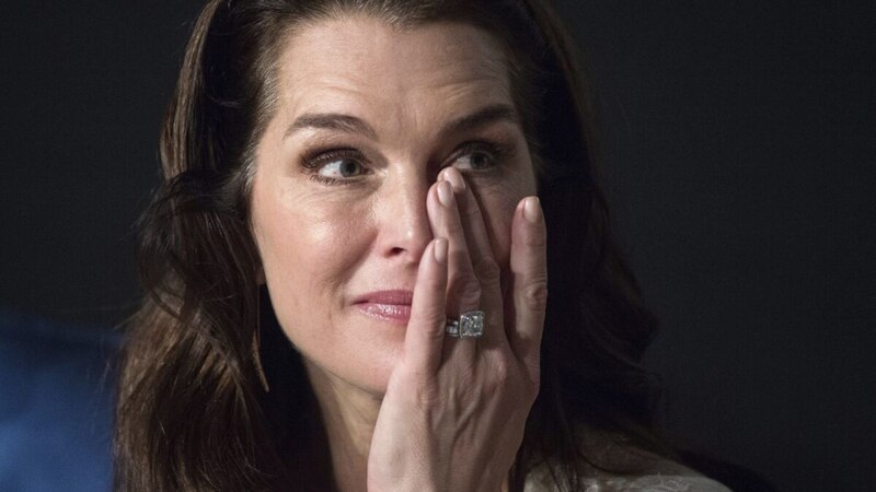 La actriz Demi Moore muestra su anillo de compromiso