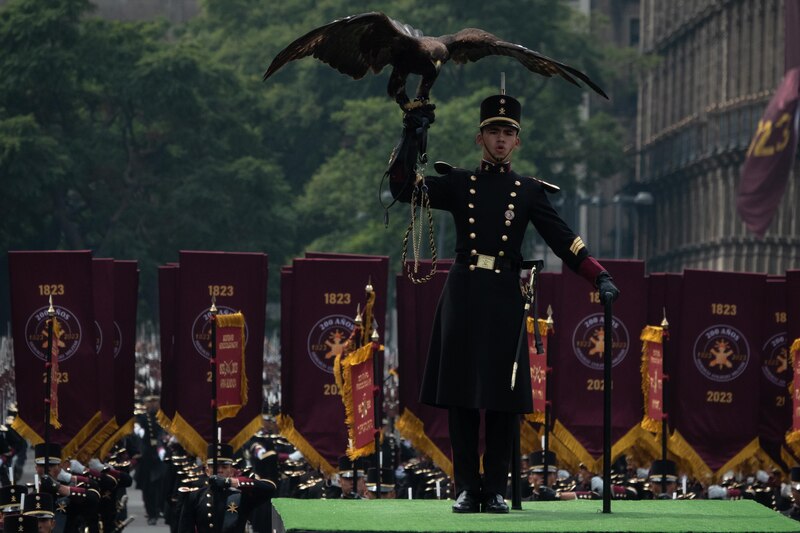 Cadete del Heroico Colegio Militar con un águila real