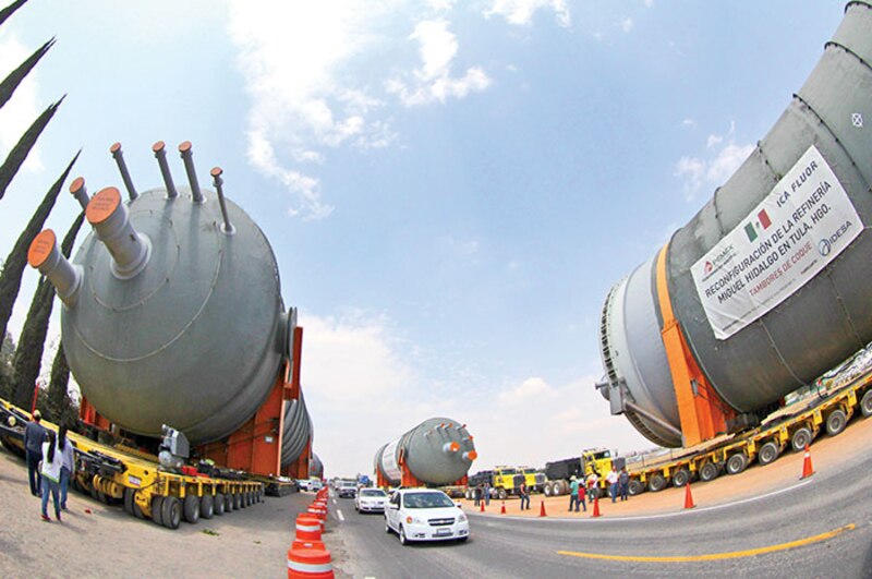 Transporte de tambores de coque en la refinería Miguel Hidalgo en Tula, Hidalgo.