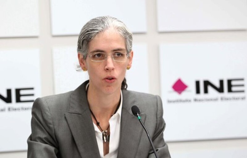 La presidenta del INE, Lorenzo Córdova, habla en una conferencia de prensa.